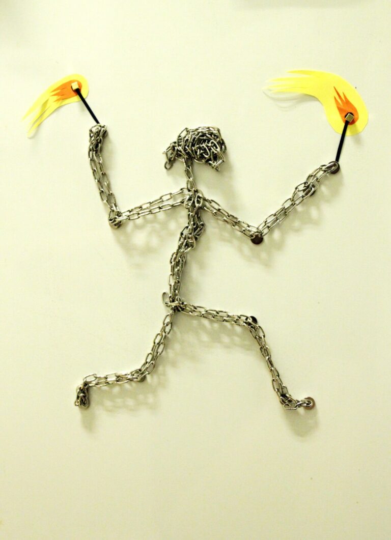 Chains & Magnets: ‘Feuerjongleurin’